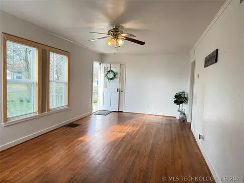 Entry Way - 1242 E 3rd St, Cushing, OK 74023 photo 2 of 4