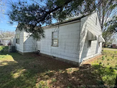 Exterior - 1242 E 3rd St, Cushing, OK 74023 photo 7 of 12