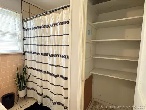 Bath - 1242 E 3rd St, Cushing, OK 74023 photo 2 of 4