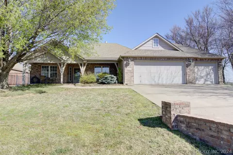 26201 E 111th Ct, Coweta, OK 74429