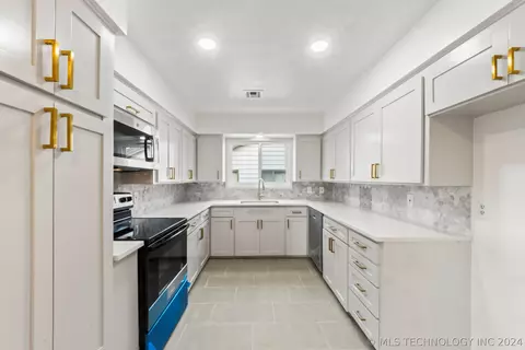 Kitchen - 6765 E 28th St, Tulsa, OK 74129 photo 2 of 2