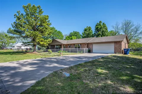 221 4th St, Francis, OK 74844