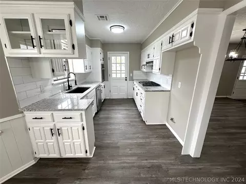 Kitchen - 10015 E 40th St, Tulsa, OK 74146 photo 1 of 3