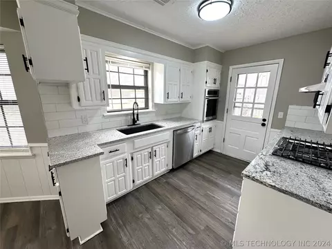 Kitchen - 10015 E 40th St, Tulsa, OK 74146 photo 2 of 3