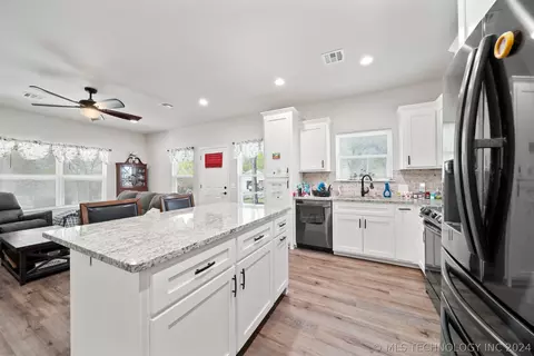 Kitchen - 32838 E 750 St, Wagoner, OK 74467 photo 6 of 7
