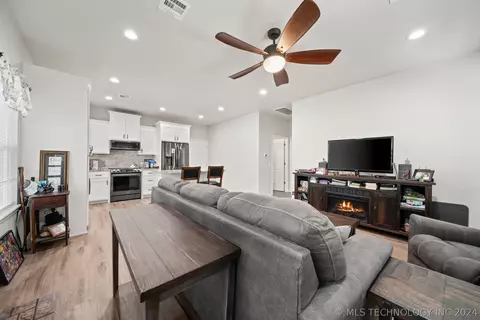 Living - 32838 E 750 St, Wagoner, OK 74467 photo 3 of 4