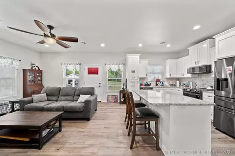 Kitchen - 32838 E 750 St, Wagoner, OK 74467 photo 5 of 7