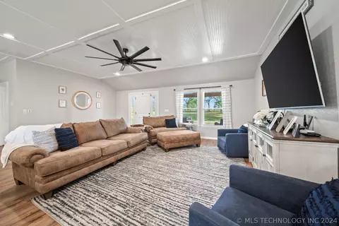 Living - 32838 E 750 St, Wagoner, OK 74467 photo 2 of 4