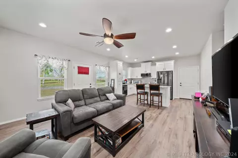 Living - 32838 E 750 St, Wagoner, OK 74467 photo 4 of 4