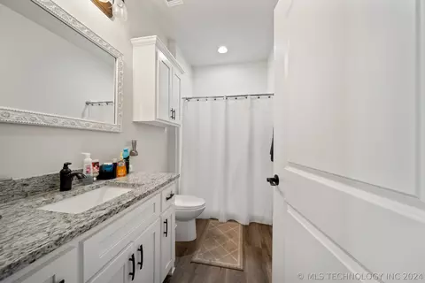 Bath - 32838 E 750 St, Wagoner, OK 74467 photo 3 of 3