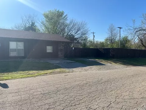 203 N Howerton Ave, Cushing, OK 74023 photo 2