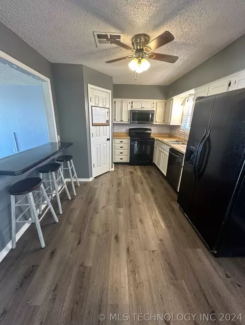 203 N Howerton Ave, Cushing, OK 74023 photo 5