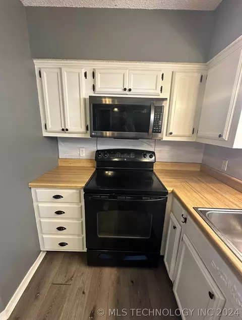 203 N Howerton Ave, Cushing, OK 74023 photo 3