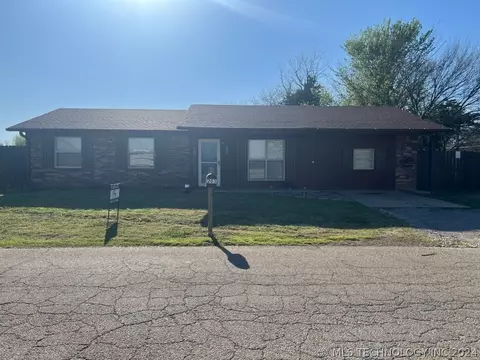 203 N Howerton Ave, Cushing, OK 74023 photo 1