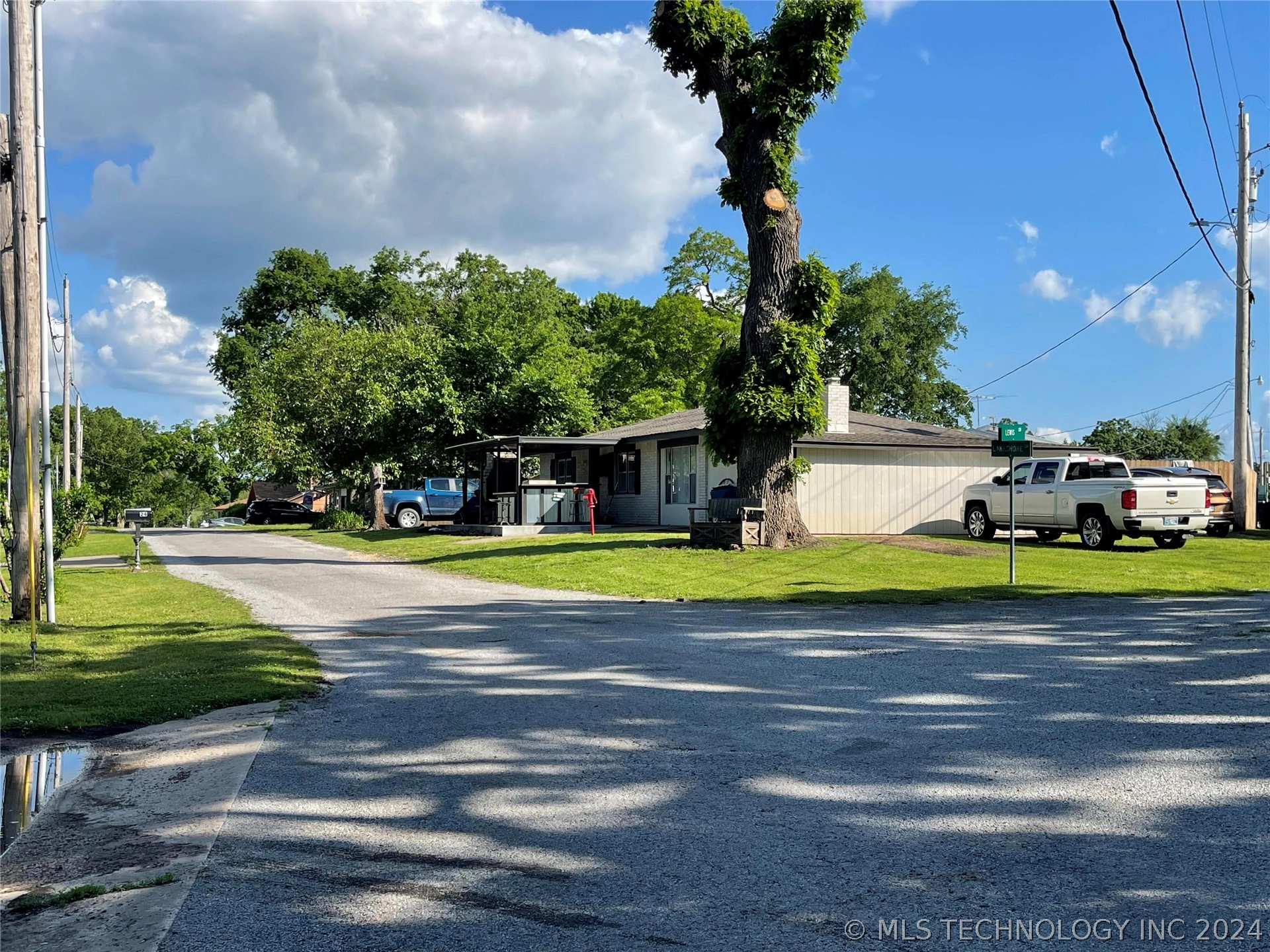 24 Lakeshore Dr  