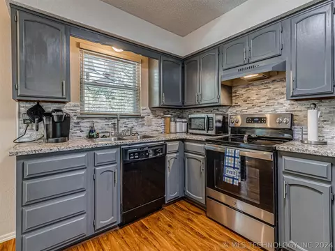 Kitchen - 1528 E 67th Pl, Tulsa, OK 74136 photo 4 of 6