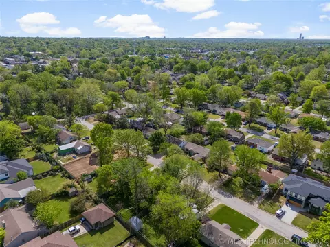 View/Area - 211 E 35th St, Tulsa, OK 74105 photo 3 of 8
