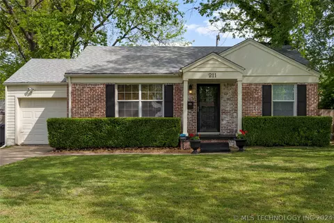 Exterior - 211 E 35th St, Tulsa, OK 74105 photo 6 of 12