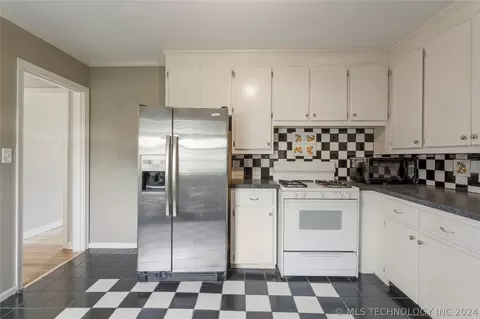 Kitchen - 211 E 35th St, Tulsa, OK 74105 photo 4 of 6