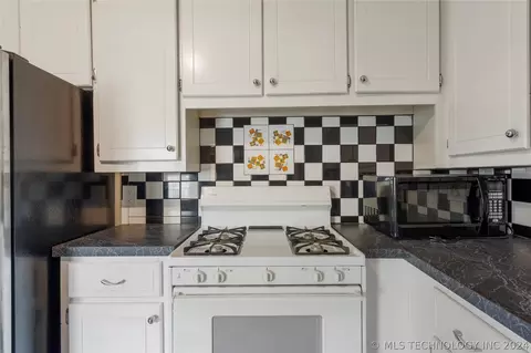 Kitchen - 211 E 35th St, Tulsa, OK 74105 photo 5 of 6