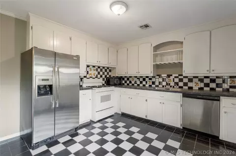 Kitchen - 211 E 35th St, Tulsa, OK 74105 photo 3 of 6