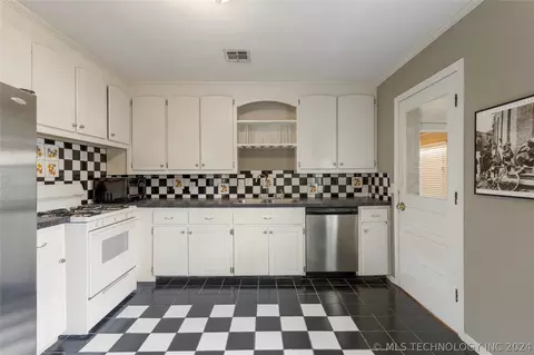 Kitchen - 211 E 35th St, Tulsa, OK 74105 photo 2 of 6