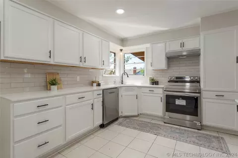 Kitchen - 9031 E 40th St, Tulsa, OK 74145 photo 1 of 5