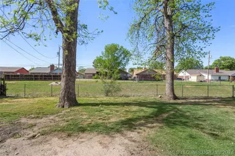 Exterior - 9031 E 40th St, Tulsa, OK 74145 photo 10 of 12