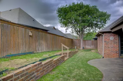 Exterior - 4402 E 93rd Pl, Tulsa, OK 74137 photo 6 of 10