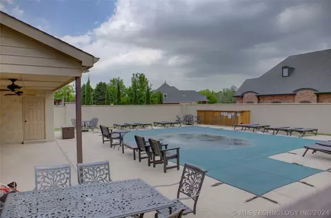 Exterior - 4402 E 93rd Pl, Tulsa, OK 74137 photo 9 of 10