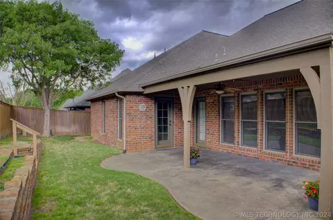 Exterior - 4402 E 93rd Pl, Tulsa, OK 74137 photo 5 of 10