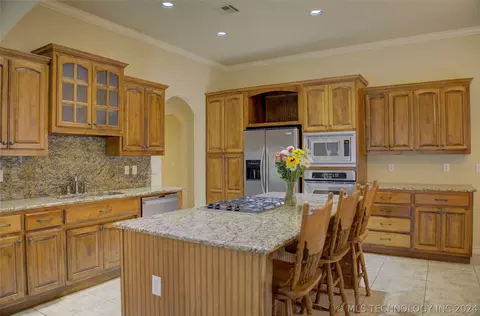 Kitchen - 4402 E 93rd Pl, Tulsa, OK 74137 photo 1 of 3