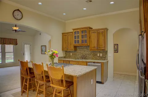 Kitchen - 4402 E 93rd Pl, Tulsa, OK 74137 photo 2 of 3