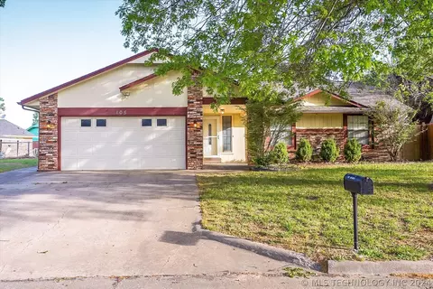 105 Magnolia St, Pryor, OK 74361