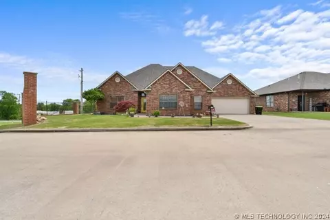 1227 Legacy Dr, Ada, OK 74820 photo 4