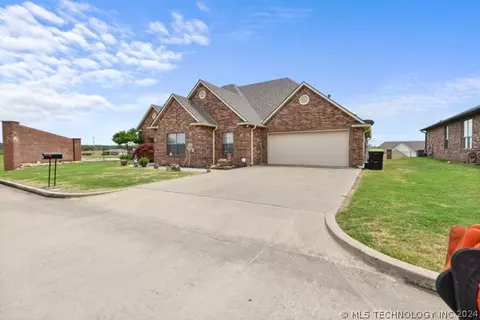 1227 Legacy Dr, Ada, OK 74820 photo 3