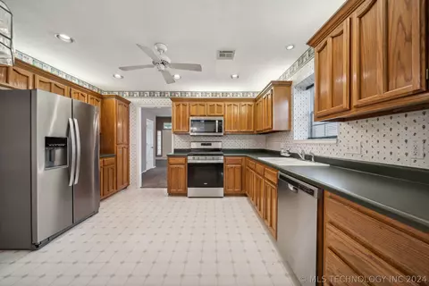 1172 E 132nd Pl, Glenpool, OK 74033 photo 11
