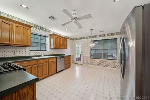 1172 E 132nd Pl, Glenpool, OK 74033 photo 9