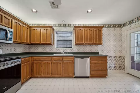 1172 E 132nd Pl, Glenpool, OK 74033 photo 10
