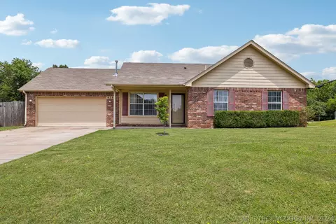 636 S Division St, Coweta, OK 74429