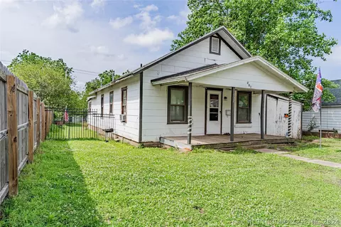 512 E 3rd Ave, Bristow, OK 74010 photo 2