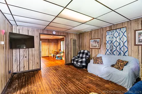 512 E 3rd Ave, Bristow, OK 74010 photo 3
