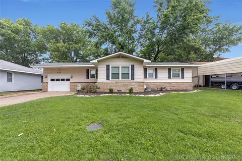 809 10th St, Pryor, OK 74361