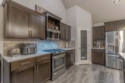 1527 E 137th Pl, Glenpool, OK 74033 photo 9