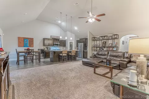 1527 E 137th Pl, Glenpool, OK 74033 photo 2