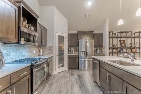 1527 E 137th Pl, Glenpool, OK 74033 photo 7