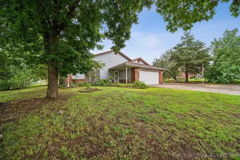 15539 S 296th East Ave, Coweta, OK 74429