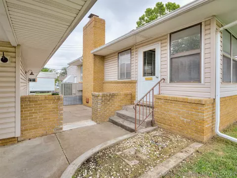 3715 E 4th Pl, Tulsa, OK 74112 photo 2