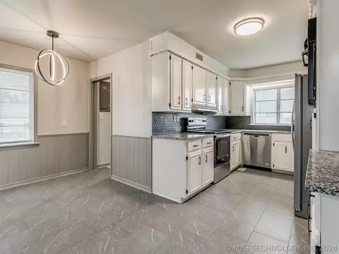3715 E 4th Pl, Tulsa, OK 74112 photo 8