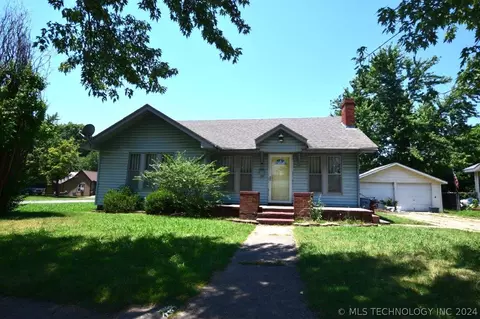22 S 3rd St, Stilwell, OK 74960